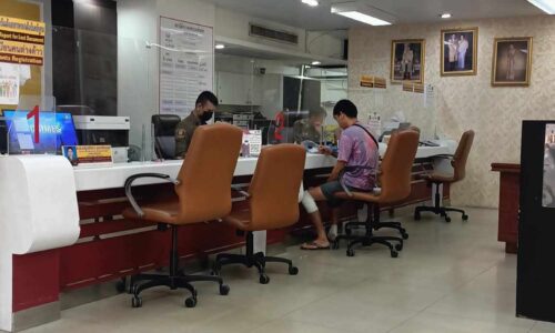 กทม – หนุ่มแม่สายถูกเก๋งขาวชนแล้วหนีไร้การเยียวยา