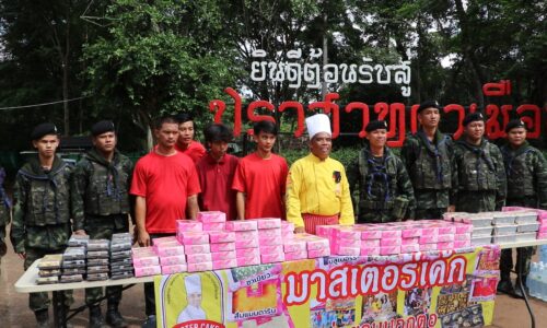 สุรินทร์-คลื่นแนวหลัง แห่มอบของให้กำลังใจทหารปราสาทตาเมือนธมไม่ขาดสาย เจ้าของเคกแบรนด์ดัง มาสเตอร์เค้ก รุดมอบขนมเค้กจำนวน 1,000 กล่องให้กำลังใจ จนท.ทหาร