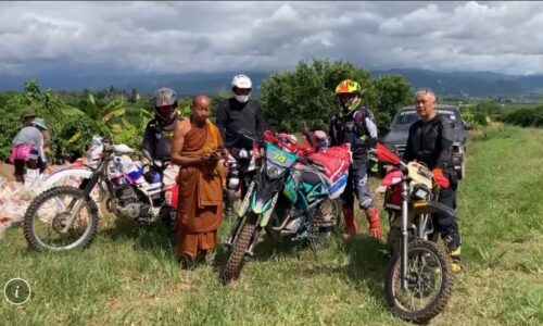 อำเภอแม่อาย จังหวัดเชียงใหม่ พบพระธาตุเก่าชมรมมอไชค์วิบากขนหินทรายปูนขึ้นบูรณะ