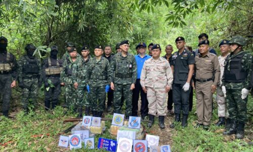 อำเภอฝาง จังหวัดเชียงใหม่ – กกล.ผาเมืองทหารม้าปะทะขบวนการยาเสพติดวิสามัญ 2 ศพยึดยาบ้า 400,000 เม็ด