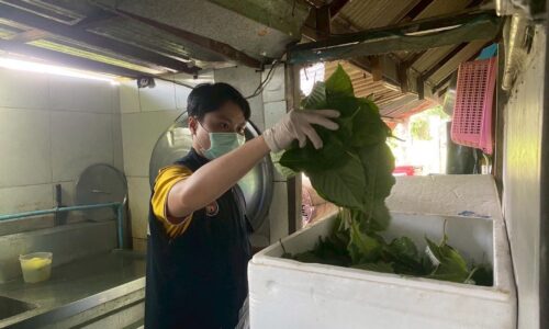 ผู้ว่าราชการจังหวัดเชียงราย สั่งเปิดปฏิบัติการ “เชียงรายฟ้าใส ไร้แหล่งมั่วสุม” จับกุมคาเฟ่ลักลอบจำหน่ายน้ำต้มใบกระท่อมปรุง กลายเป็นแหล่งมั่วสุมโจ๋วัยเรียน
