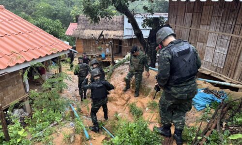 จังหวัดเชียงใหม่ – ทหารไล่จับขนยาบ้าแหกด่านตรวจหนีรอดทิ้งรถพร้อมยาบ้า 460,000 เม็ด