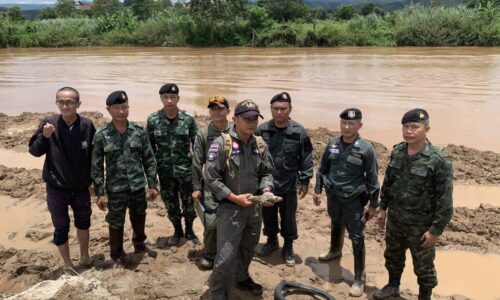 เชียงราย – กกล.ผาเมือง ตรวจพบลูกระเบิดในพื้นที่จึงนำไปทำลายในที่ปลอดภัย