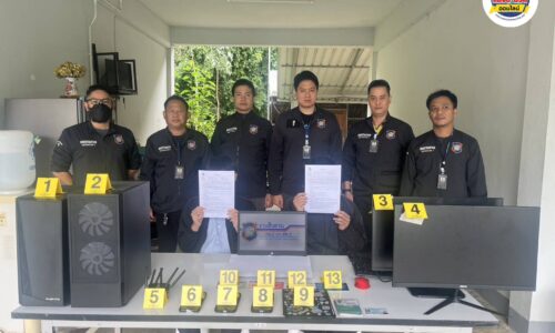 แม่สาย – ตำรวจท่องเที่ยวบุกทลายเว็บพนันออนไลน์ รวบ 2 ผู้ต้องหา พร้อมคอมพิวเตอร์และโทรศัพท์มือถือ