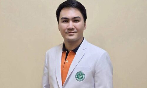 “ศรีสะเกษ” ชาวบ้านชื่นชม ผอ.รพ.เบญจลักษ์ฯ ส่งสารเติมพลัง-สร้างขวัญกำลังใจ แพทย์-พยาบาล สู้ศึกสงครามชายแดน