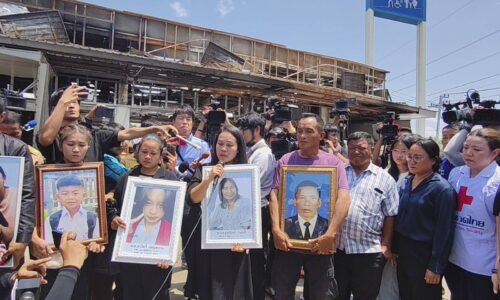 “ศรีสะเกษ” ญาติเหยื่อกระสุนปืนใหญ่เขมร กอดภาพผู้เสียชีวิตร้องคณะทูตทหาร กัมพูชาละเมิดหลักมนุษยธรรมสากลอย่างร้ายแรง