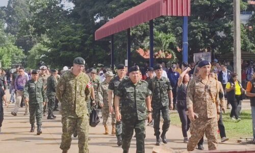 “ศรีสะเกษ” คณะทูตทหาร เยี่ยมศูนย์อพยพไทย หนีกระสุนปืนใหญ่กัมพูชา