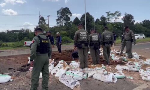ศรีสะเกษ ! เจ้าหน้าที่ชุด EOD เร่งเก็บกู้-ทำลาย จรวด BM-21 ของกัมพูชา ที่ยิงตกกลางถนนเขตชุมชนอำเภอกันทรลักษ์