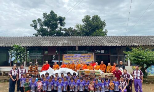 เชียงใหม่- คณะสงฆ์ 3 อำเภอในเชียงใหม่ ร่วมเลี้ยงอาหารกลางวันเด็กนักเรียนบนดอย ถวายพระราชกุศลวันแม่