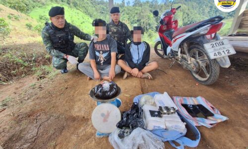 เชียงราย – ทหาร กกล.ผาเมือง สกัดจับขบวนการค้ายาเสพติด ยึดยาบ้า 20,000 เม็ด และฝิ่นดิบ