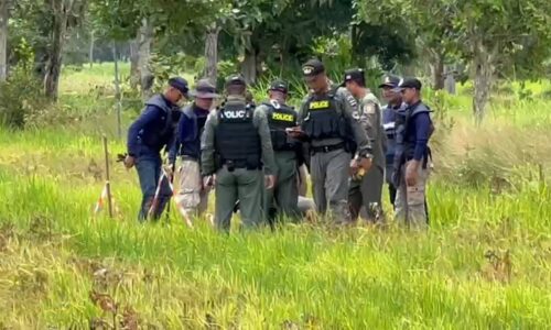 เจ้าหน้าที่ชุดปฎิบัติการทุ่นระเบิดแห่งชาติกองทัพไทย ร่วมกับชุดEOD จังหวัดศรีสะเกษ เร่งทำลายวัตถุระเบิดที่ยังตกค้าง ในหมู่บ้านชายแดนเขาพระวิหาร