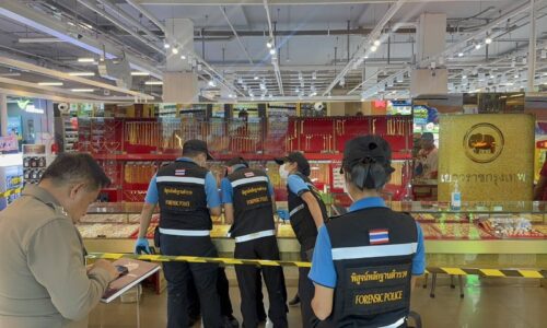 สมุทรปราการ – ระทึกกลางห้างย่านบางบ่อคนร้ายควงปืนบุกจี้ร้านทองกวาดสร้อยข้อมือ 163 บาท มูลค่ากว่า 8 ล้านหลบหนี
