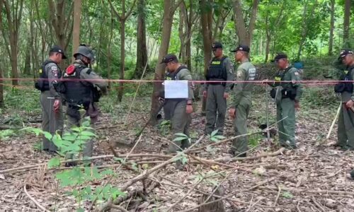 เจ้าหน้าที่ชุด EOD ตชด.22 และชุด EOD จังหวัดศรีสะเกษ เร่งทำลายวัตถุระเบิดที่ยังตกค้าง หมู่บ้านตามชายแดนเขาพระวิหาร