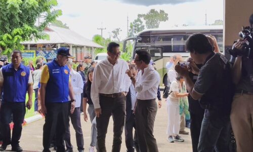 “ศรีสะเกษ” คณะทูต 33 ประเทศ ลงพื้นที่ภูมะเขือสำรวจทุ่นระเบิดและการเก็บกู้ ชาวบ้านขาขาดเหยียบบึ้มเขมรเรียงแถวให้ข้อมูล