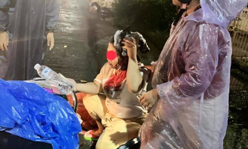 เตือนอันตรายถนุนเชียงใหม่-ลำพูน สายเก่า กิ่งไม้ต้นยางขนาดใหญ่อุ้มน้ำฝนไม่ไหวหักตกใส่หญิงสาวขณะขับขี่รถจักรยานยนต์บาดเจ็บ