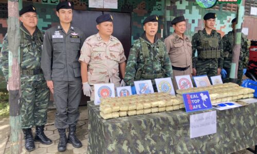เชียงใหม่ – ทหาร กกล.ผาเมือง สกัดรถกระบะ ซุกยานรกในห้องเครื่อง ตรวจยึดยาบ้า 248,000 เม็ด
