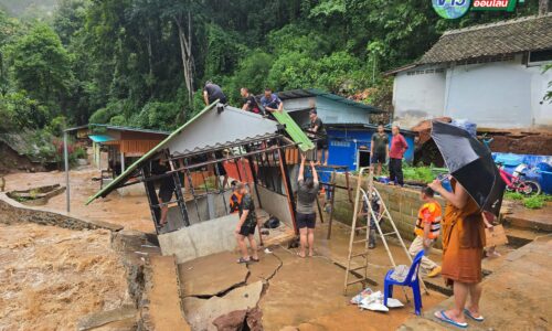 แม่ฮ่องสอน – ดินถล่มเส้นทางถูกตัดขาด