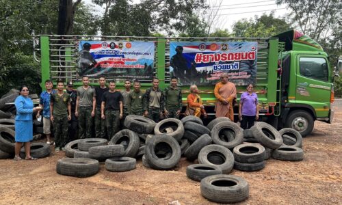 “ศรีสะเกษ” พระอาจารย์วัดดัง 2 จังหวัด เลย-หนองบัวลำพู รวมพลังจิตอาสา มอบยางรถยนต์ทำบังเกอร์-สิ่งของ-เทียนพรรษา พร้อมแจกของขลังแก่ทหารแนวหน้า ป้องกันภัยชายแดน