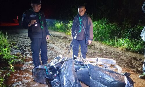 เชียงราย – ทหารพานยึดไอซ์ล็อตใหญ่เกือบ 100 กก. แก๊งค้ายาอาศัยความมืดทิ้งรถหนี