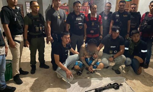 “ศรีสะเกษ” ระทึก! ปิดล้อมหนุ่มคลั่งถืออาวุธปืนสงคราม AK-47 ขู่กราดยิง จนท. เกลี้ยกล่อมนาน 8 ชั่วโมง ก่อนยอมมอบตัว
