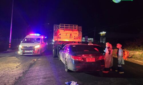 “ศรีสะเกษ” ครูหนุ่มควบเก๋งพุ่งชนลูกพ่วงรถบรรทุก ที่จอดทิ้งกลางทางขณะซ่อมถนน ไร้สัญญาณเตือน-แสงไฟส่องสว่าง ทำสาวเสริมสวยนั่งมาด้วยดับสลด