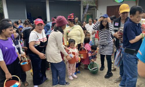 อำเภอแม่อาย จังหวัดเชียงใหม่ สื่อร่วมเอกชนมอบผ้าห่มอุปกรณ์ทางแพทย์อุปกรณ์กีฬาชายแดน