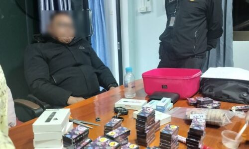 เชียงราย – ตร.สืบแม่สาย จับหนุ่มใหญ่ตรังตระเวนขายพอตบุหรี่ไฟฟ้ายาเค 63 กล่อง ให้นักท่องราตรีสถานบันเทิงเมืองชายแดน