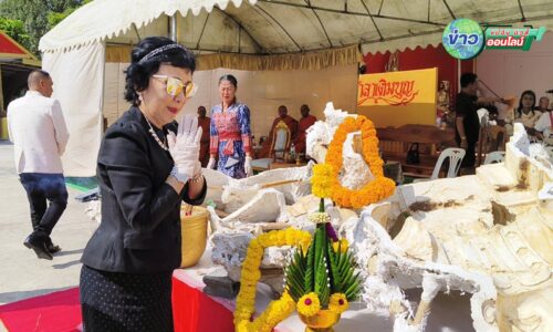 “ศรีสะเกษ” แห่ส่องเลขธูปมงคล พิธีเทหล่อองค์ “พระเจ้าตากสินมหาราช” วัดศรีสมบูรณ์รัตนาราม คึกคัก