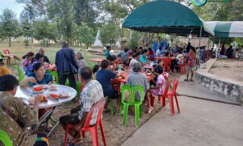 “ศรีสะเกษ” ผู้อพยพยิ้ม! นอภ.ไพรบึง จัดฉายภาพยนตร์ขำขัน คลายความตึงเครียด ย้ำ! อาหาร-น้ำ ห้ามขาด
