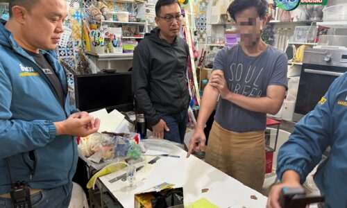 ต.ร.แม่จัน! รวบหนุ่มโคราช คาร้านน้ำหวาน พร้อมไอซ์เกือบ 3 กรัม ใกล้ รพ.แม่จัน