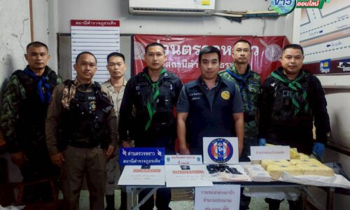 เชียงราย – กกล.ผาเมือง สนธิกำลังสกัดกั้นขบวนการค้ายาเสพติดชายแดน ไล่ล่ารถจักรยานยนต์ต้องสงสัยซิ่งหนีจุดตรวจ ก่อนทิ้งกระเป๋าบรรจุยาบ้า 70,000 เม็ด ลงข้างทางแล้วอาศัยความมืดหลบหนีไปได้