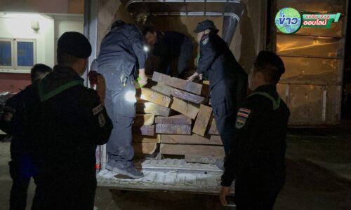 เชียงราย – ซิ่งหนีด่านไม่รอด! รถตู้ทึบขนไม้ประดู่แหกโค้งชนบ้าน คนร้ายทิ้งรถเผ่นหนีกลางดึกเชียงของ