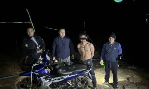 เชียราย – กลางดึกริมโขง! จับหนุ่มลาวขโมย จยย.หวังส่งขายฝั่งลาว