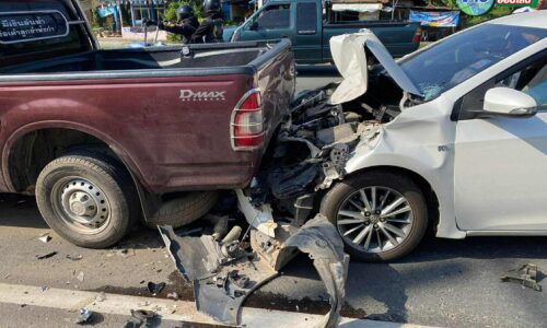 แม่จัน! ชนสนั่นแยกไฟแดงสันสลีหลวง รถชนท้าย 3 คันรวด การจราจรชะลอตัว โชคดีไร้ผู้บาดเจ็บ