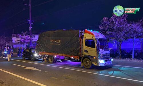 แม่จัน! เก๋งพุ่งชนท้ายรถบรรทุก กลางแยกไฟแดงสันสลี เจ็บ 1 ราย เตือนผู้ใช้ทางเพิ่มความระมัดระวัง