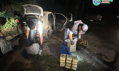 เชียงราย – ดักซุ่มกลางดึก! ทหาร-ตำรวจ เชียงราย รวบหนุ่มวัย 32 ควงเยาวชนขนยาบ้า 600,000 เม็ด