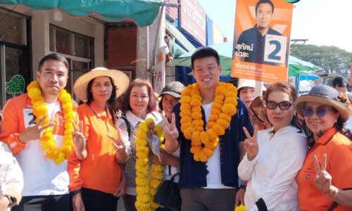 “เท้ง” หาเสียงเชียงรายโจมตีคนค้าแป้ง ชูพรรคประชาชนไม่มีแบ่งโควต้ารัฐมนตรี ถูกถามฟ้องเพจสมัยลุงตู่ไม่ เห็นมีอ้างข้อมูลเท็จต้องใช้สิทธิป้องกันตัว