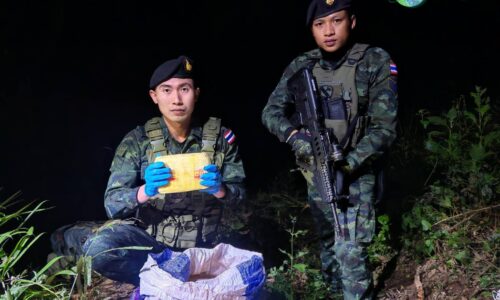 เชียงราย – ทหาร ฉก.ทัพเจ้าตาก ยิงปะทะขบวนการค้ายาบ้า ยึด 800,000 เม็ด ด้านชายแดนแม่ฟ้าหลวง