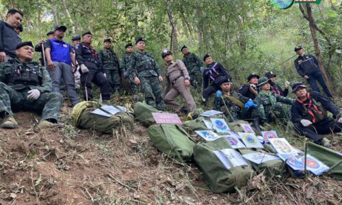 เชียงใหม่ – กองกำลังผาเมืองปะทะเดือดคาราวานยาเสพติดชายแดนฝาง วิสามัญฯ คนร้าย 2 ศพ ยึดยาบ้า 13 เป้ รวมกว่า 1.5 ล้านเม็ด เตรียมลำเลียงเข้าพื้นที่ชั้นใน