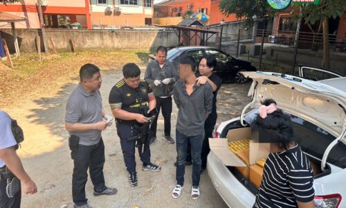 เชียงราย – ตำรวจแม่สายโชว์ผลงานเด็ด วางแผนดักซุ่มรวบ 2 หนุ่มสาวชาวสุราษฎร์ธานี คาลานจอดรถโรงแรมดัง