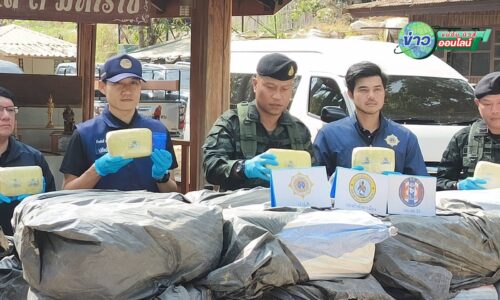 เชียงราย – ระทึกชายแดน! ปาเจโร่ซิ่งหนีด่านเสียหลักตกไหล่ทาง ทิ้งยาบ้ากว่า 5.3 ล้านเม็ดหน้าฐานทหาร