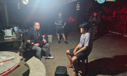 แม่จัน! “รวบคาบ้าน! ตร.แม่จัน โชว์ฝีมือรวบสองเกลอวัย 19 ปล้นทรัพย์พร้อมอาวุธปืน”