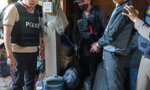 เชียงราย – ตร.เวียงเชียงรุ้งไล่ล่าระทึก! รวบหนุ่มหนียาเสพติด ยิงสวนเจ้าหน้าที่ก่อนจนมุม ยึดยาบ้า-ปืนเถื่อน