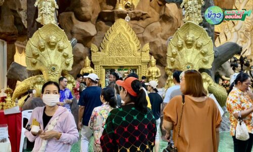 นครนายก – คึกคัก! วันครอบครัว แห่เที่ยวชมถ้ำพญานาค วัดมณีวงศ์เนืองแน่น