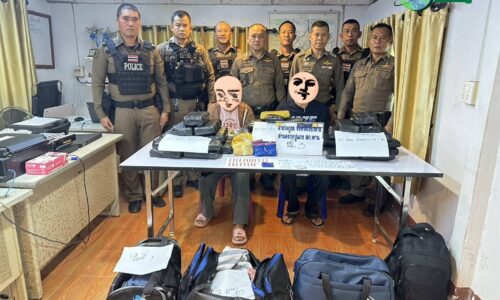 เชียงราย – “รวบคู่นักค้า! คาด่านปูแกง ซุกยาบ้า 3.5 แสนเม็ด ใต้ท้องรถทัวร์เชียงราย-กรุงเทพฯ”