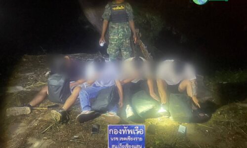 เชียงราย – ผาเมือง-นรข. โชว์ผลงานจับชาวจีนหนีเข้าเมืองพ่วงยึดยาบ้าคาฝั่งโขงนับล้านเม็ด