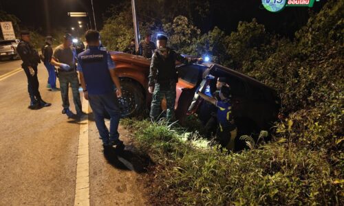 เชียงราย – ซิ่งหนีด่านพุ่งลงร่องน้ำ! ยึด “ยาบ้า 4 ล้านเม็ด” คารถฟอร์ด หลังเจอกำลังผาเมืองสกัดที่เทิง