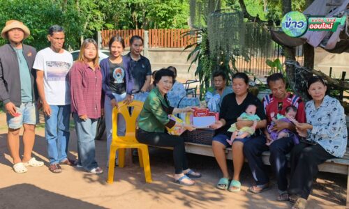“ศรีสะเกษ” ดร.กัลยาณี รุดเยี่ยมครอบครัวทารกแฝดสอง หลังแม่คลอดลูกแล้วเสียชีวิต สุดรันทด ตา-ยาย ปลูกผักขายเลี้ยงชีพพร้อมหลาน 3 คนลำพัง