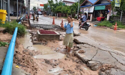 “ศรีสะเกษ” ชาวบ้านโวย! สร้างถนนระยะทางไม่ถึง 1 กม. งบกว่า 15.49 ล้าน ผ่านไปครึ่งปีจนสิ้นสุดสัญญางานยังไม่เสร็จ แม่ค้าอาหารสดโอด กระทบหนักซ้ำน้ำกัดเซาะหวั่นบ้านพังถล่ม