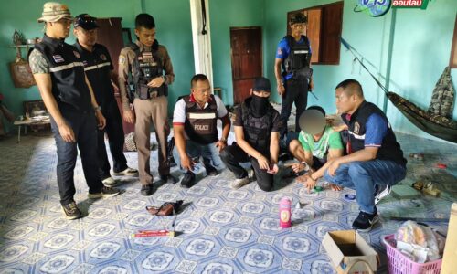 “ศรีสะเกษ” ตร.-ปกครองอุทุมพรพิสัย ฟิตไม่หยุด บุกรวบลูกชาย ผช.ผญบ. วัย 18 ปี ริค้ายาบ้า แอบซุกของกลางบนขื่อใต้หลังคาบ้าน เจ้าหน้าที่จมูกดีไม่รอดโดนจับดำเนินคดี